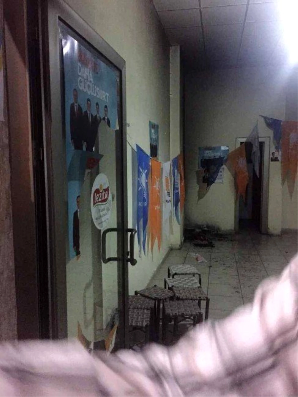 Siirt\'te AK Parti Seçim Bürosu Kundaklandı