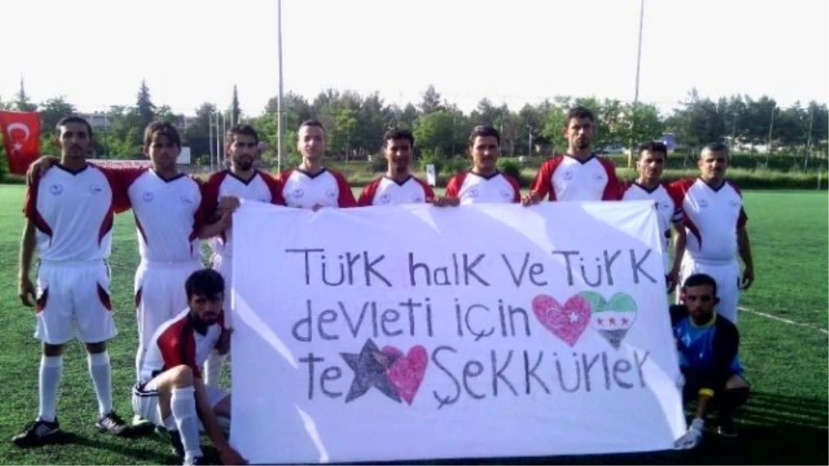 Suriyeli ve Türk Gençler Dostluk Maçı Yaptı