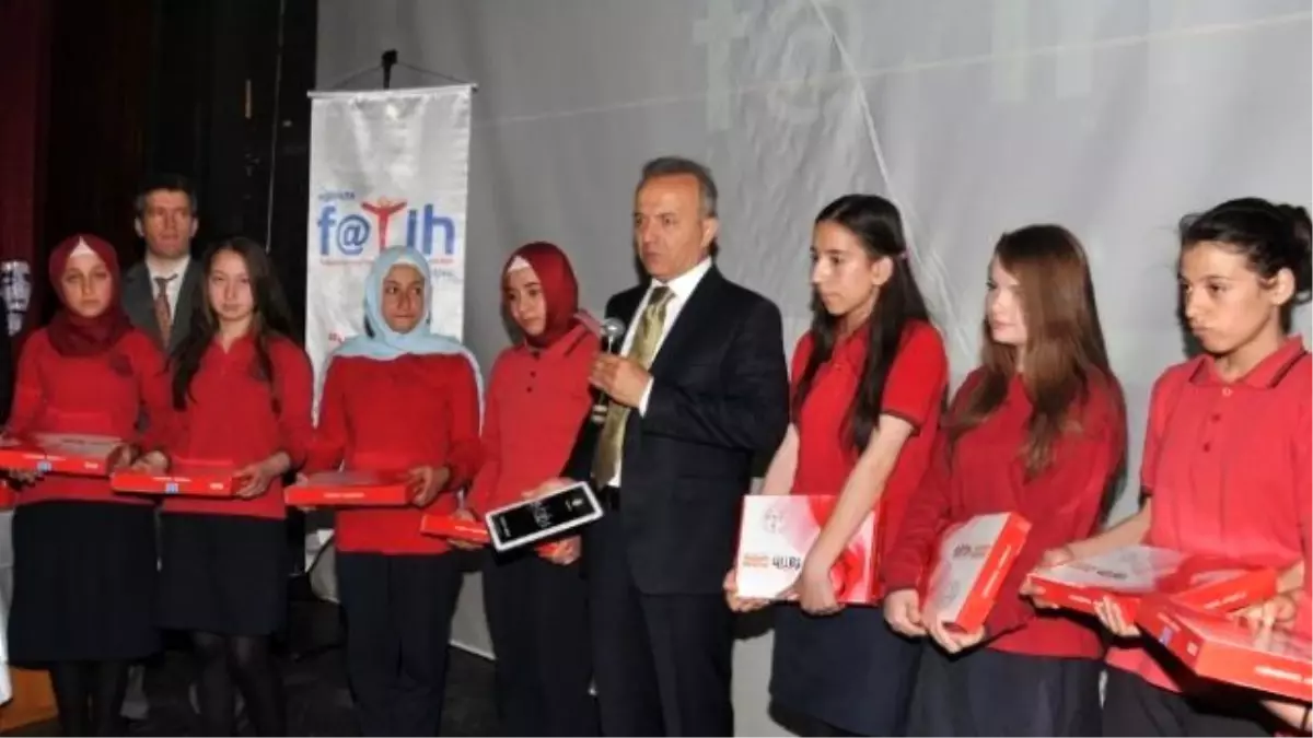 Afyonkarahisar\'da Fatih Projesi Kapsamında Öğrencilere Yeni Nesil Tablet Bilgisayarlar Verildi