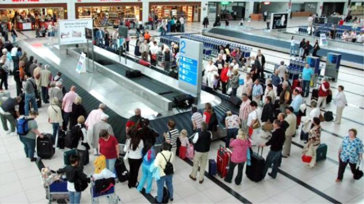 Antalya\'ya Gelen Turist Sayısı Yüzde 11 Düştü