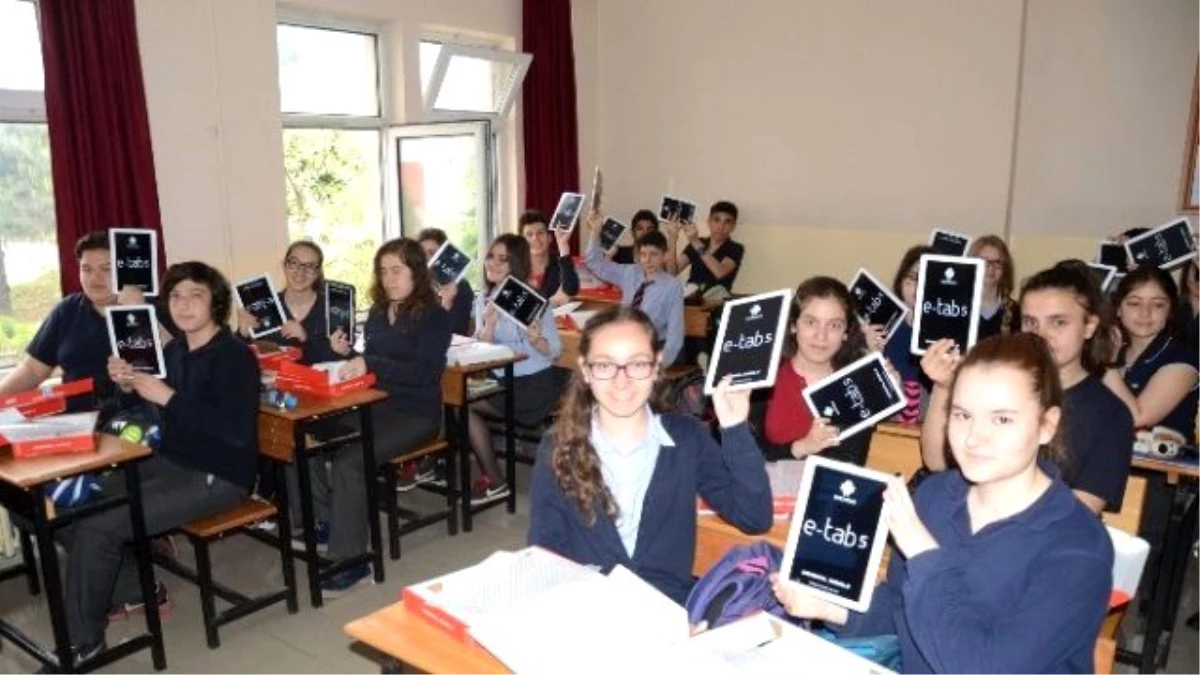 Atatürk Anadolu Lisesi Öğrencileri Tabletlerine Kavuştu