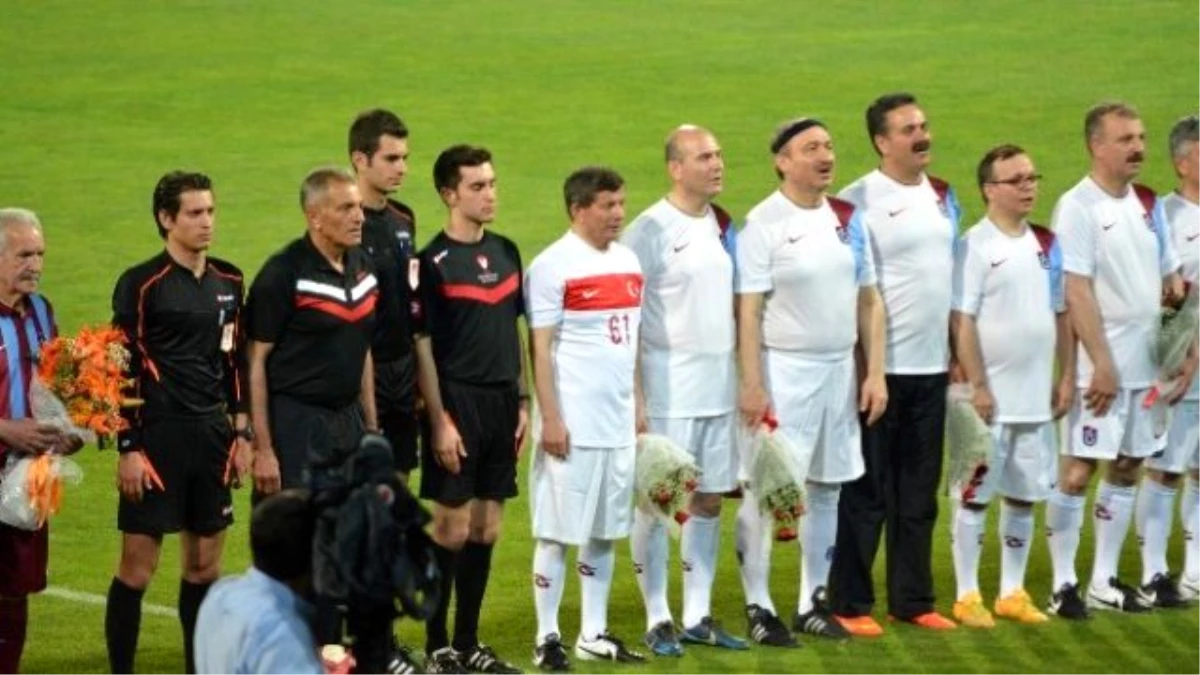 Başbakan Davutoğlu, Hüseyin Avni Aker Stadı\'nda Trabzonsporlu Eski Futbolcularla Maç Yaptı