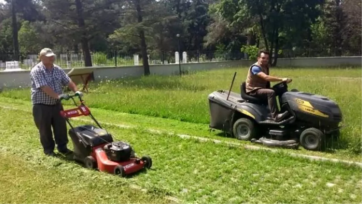 Belediyeden Mezarlıkta Temizlik Çalışmaları