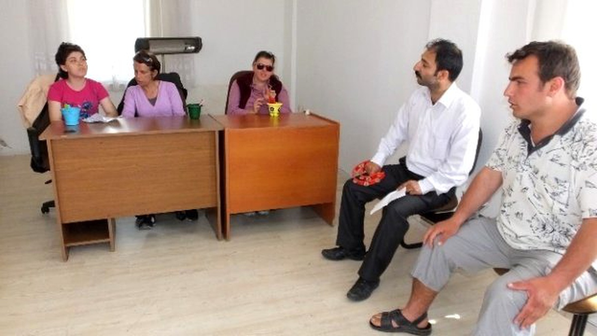 Burhaniye\'de Zihinsel Engelli Gençlere Tiyatro Eğitimi
