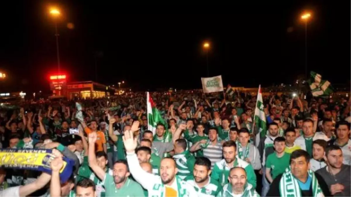 Bursaspor\'a Yalova\'da Muhteşem Karşılama