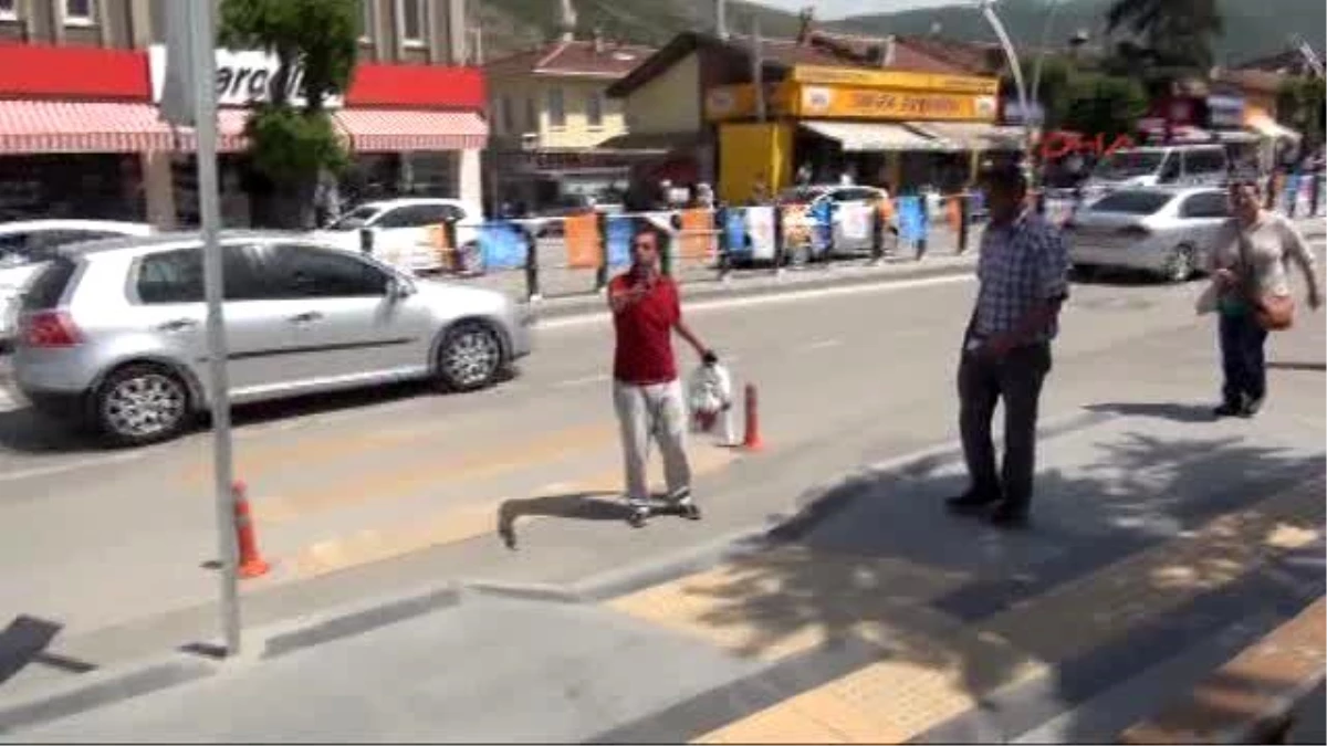 Cadde Üzerindeki Ağaçta Biriken Arılar Yayalara Zor Anlar Yaşattı