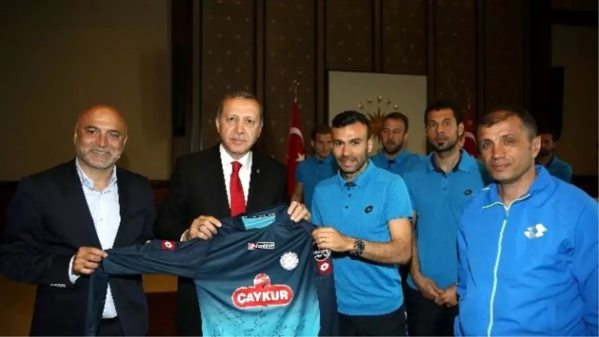 Çaykur Rizespor\'dan Cumhurbaşkanı Erdoğan\'a Sürpriz Ziyaret