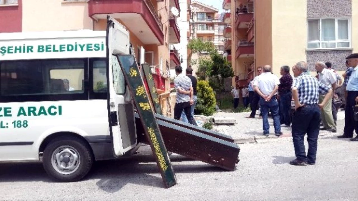 Cinnet Getiren Polis, Eşini ve Kızını Vurup İntihar Etti