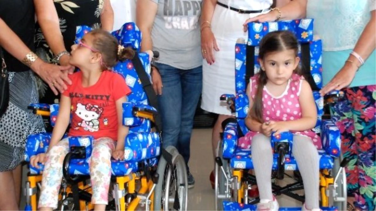 Didim\'de Yabancılar 2 Engelli Çocuğu Sevindirdi