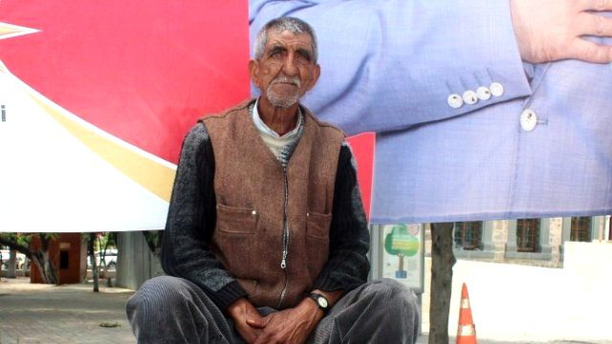 Ekmeğini 55 Yıldır Ayakkabı Boyayarak Kazanıyor