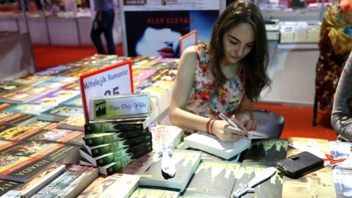Genç Yazarlar 7.kitap Fuarı\'nda