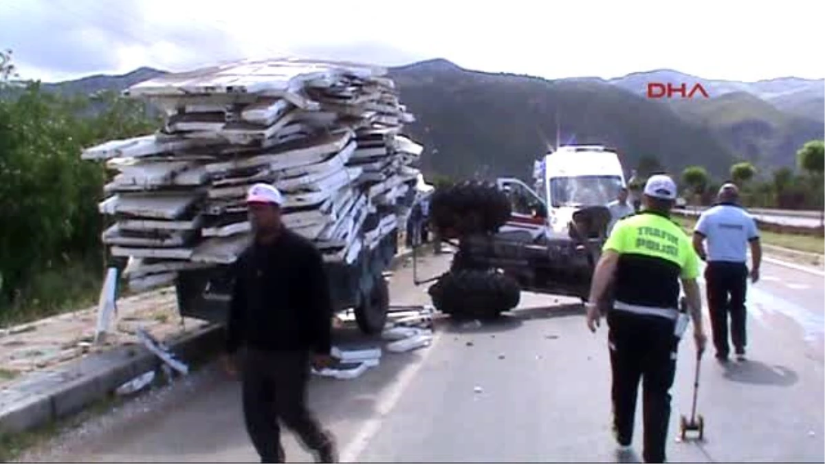 Isparta - Otomobille Traktör Çarpıştı 7 Yaralı