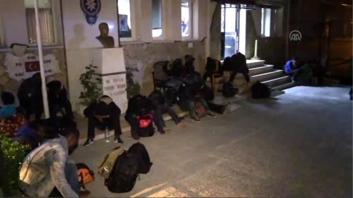 İzmir\'de 46 Kaçak Yakalandı