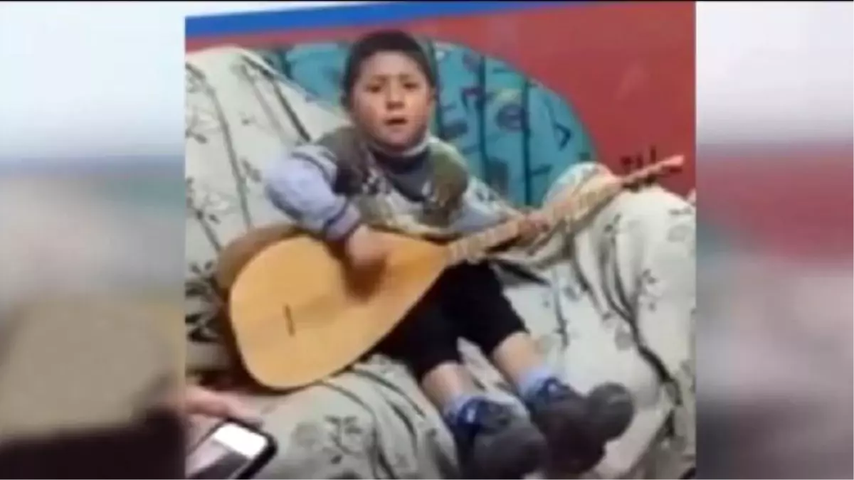 Saz Çalan Küçük Çocuktan Sosyal Medyayı Sallayan Performans