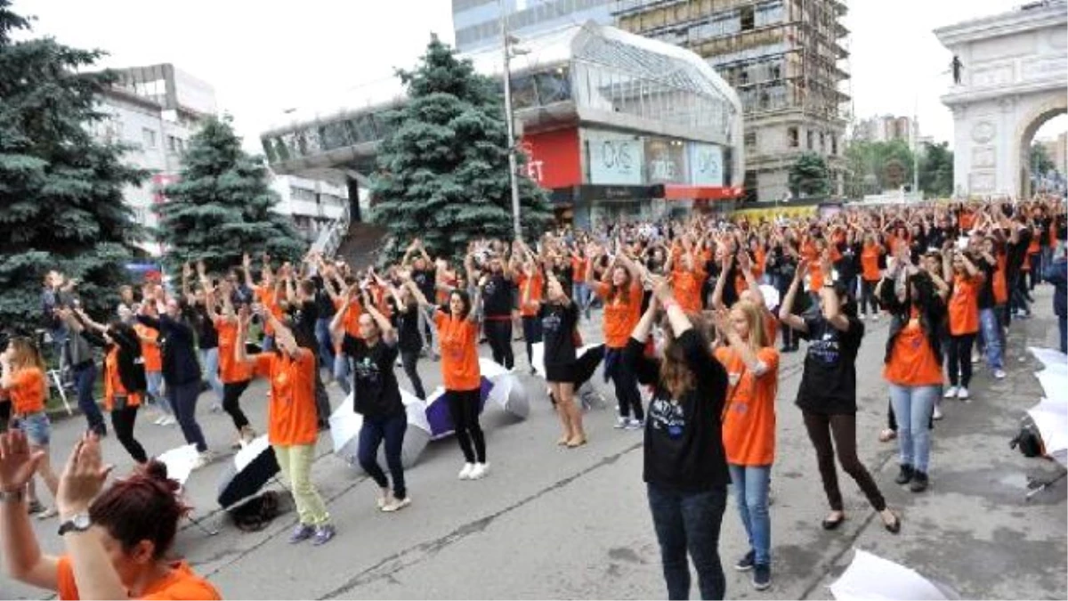 Makedonya\'da 1200 Lise Mezunu Kadril Dansı Oynadı