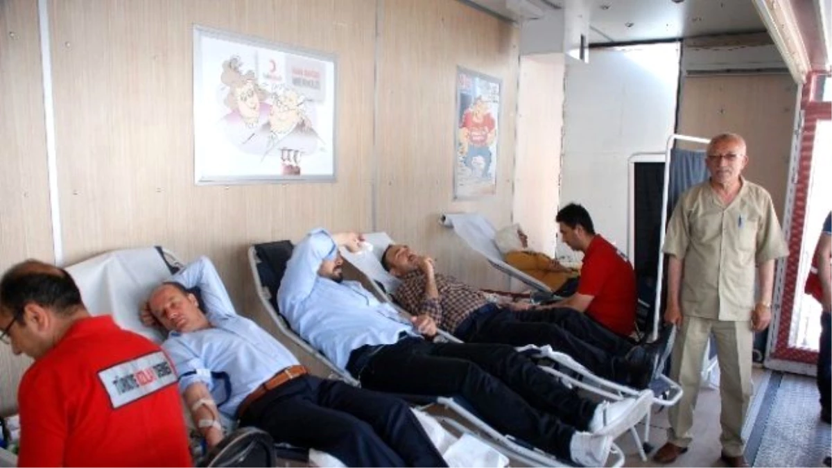 Midyat\'ta Türk Kızılay\'ına Kan Bağışı