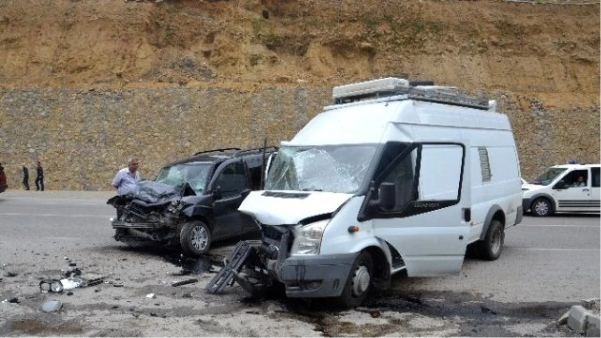 İki Kişinin Yaralandığı Kaza Güvenlik Kamerasında