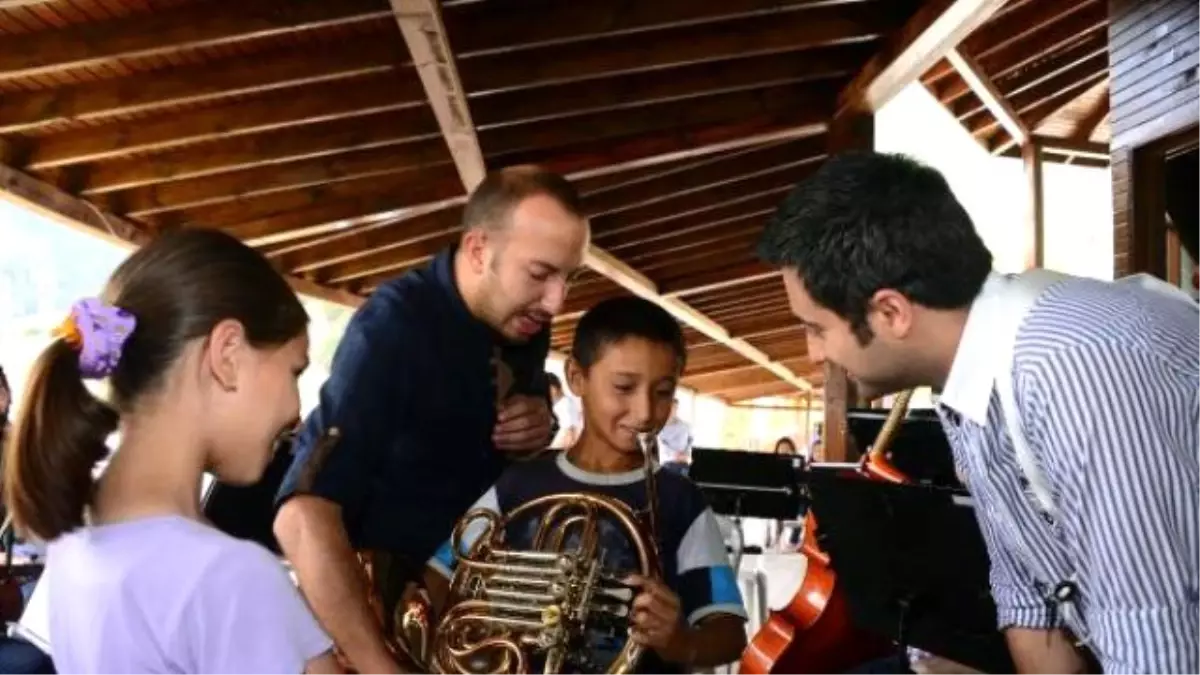 Senfoni Orkestrası, Köyde Konser Verip Enstrümanları Tanıttı