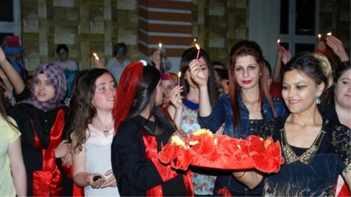 Tokat\'ta Üniversite Öğrencilerine Mezuniyet Kına Gecesi