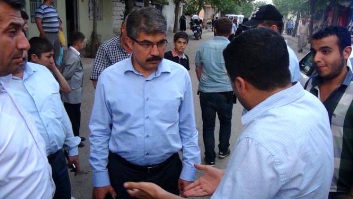 Adıyaman\'da AK Parti Minibüsüne Ateş Açıldı