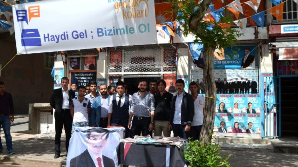 AK Gençlik\'ten \'Eski Türkiye\' Gazetesi Dağıtımı