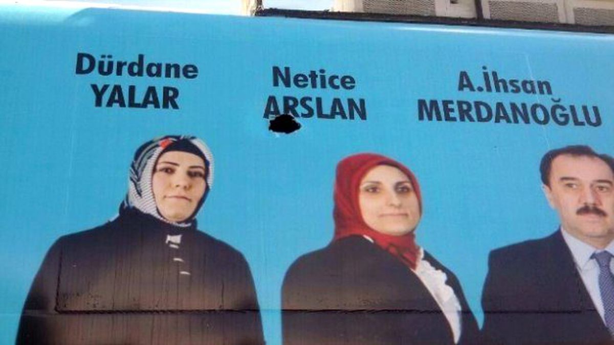 AK Parti Seçim Otobüsüne Taşlı Saldırı