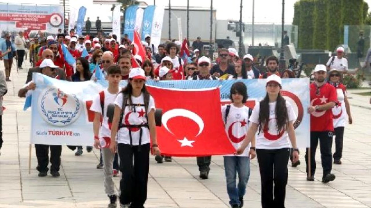 Atatürk\'ü Simgeleyen Türk Bayrağı Yola Çıktı
