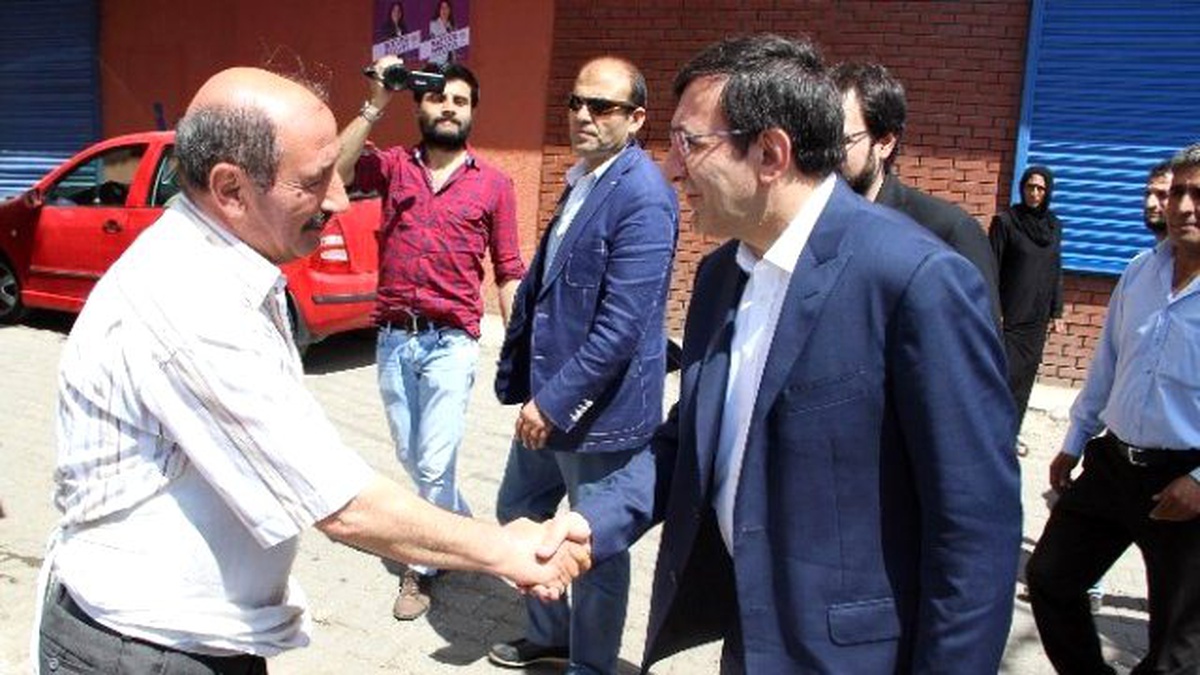 Bakan Yılmaz, Diyarbakır\'ın En Sıkıntılı Bölgesinde Vatandaşlarla Buluştu