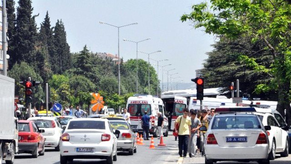Basketbol Öğrencilerini Taşıyan Minibüs Kaza Yaptı