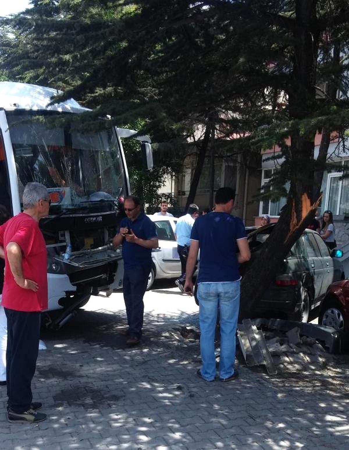 Basketbolcuları Taşıyan Midibüs Kaza Yaptı: 6 Yaralı