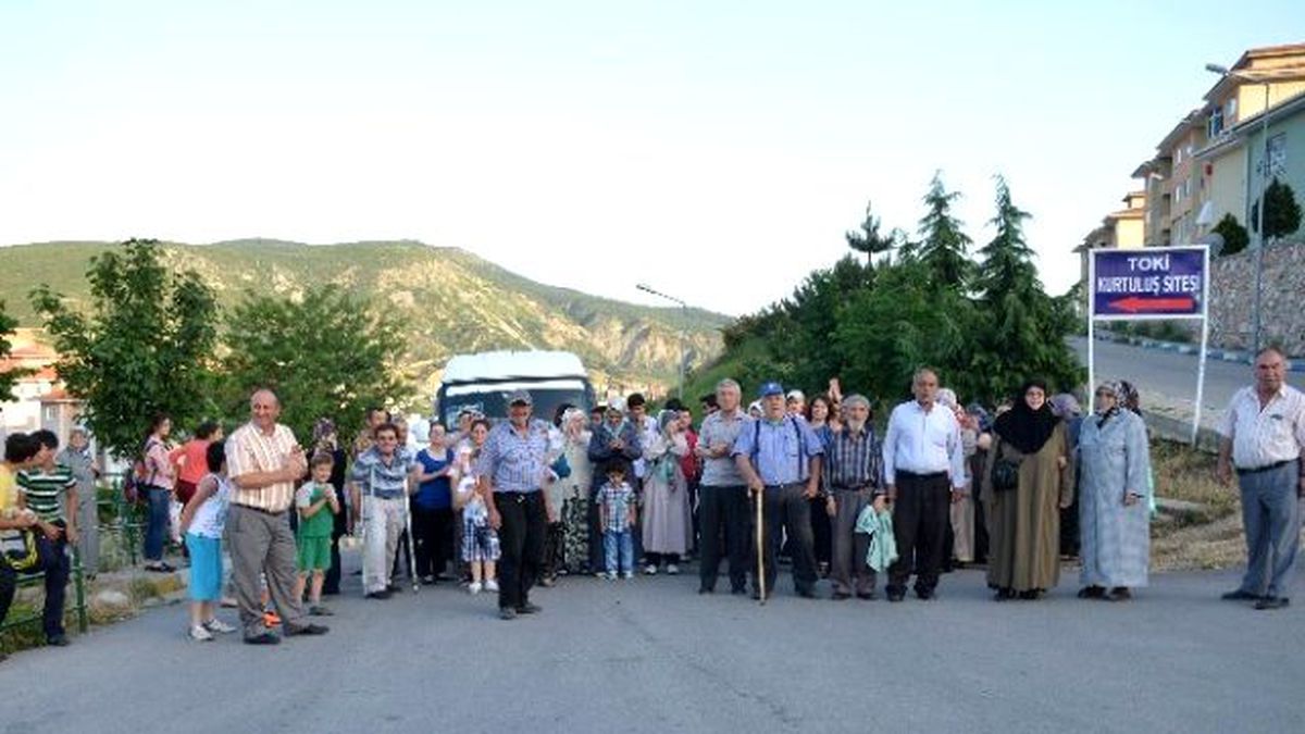 Bilecik\'te Site Sakinlerinden Minibüs Eylemi