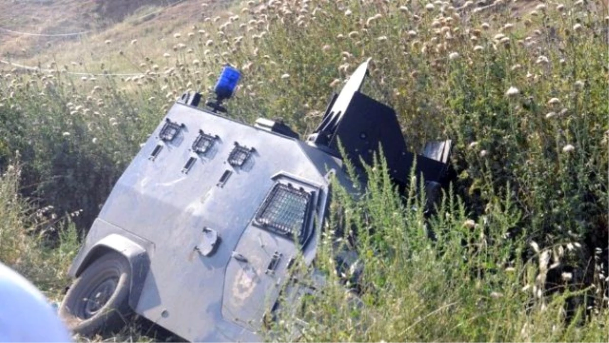 Cizre\'de Boya Şişesinin İsabet Ettiği Polis Aracı Kaza Yaptı: 4 Yaralı