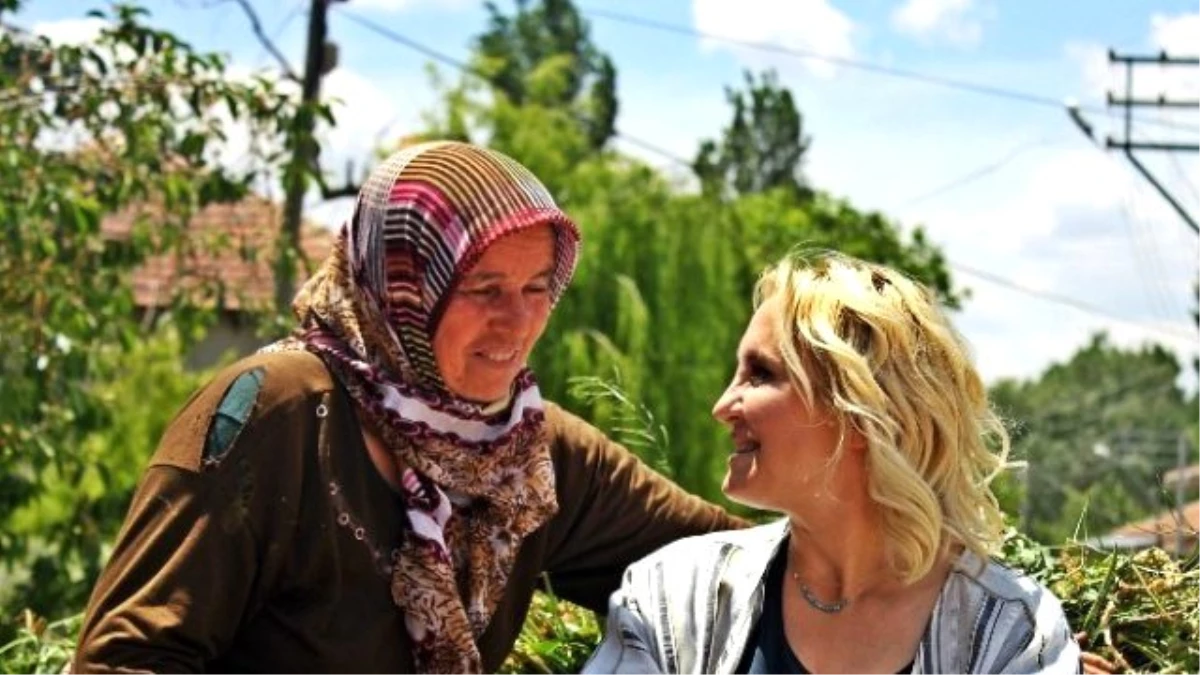 CHP\'nin Kadın Adayı, Çiftçi Kadınlarla Birlikte Traktör Kullandı