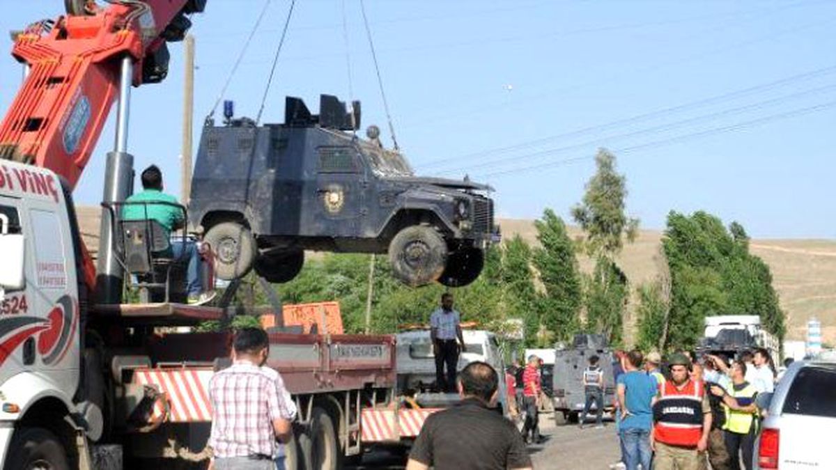 Cizre\'de Boya Şişesi Atılan Zırhı Araç Devrildi: 4 Polis Yaralandı