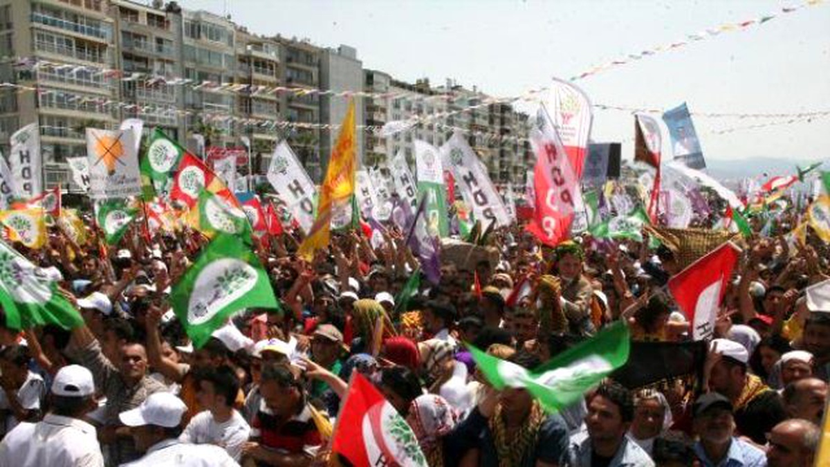 Çipras\'ın Yardımcısı HDP Mitingine Katıldı, Nazım Hikmet\'in Şiirini Okudu