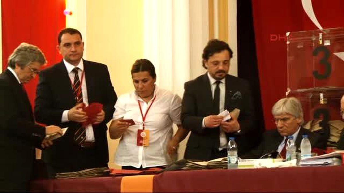Galatasaray\'da Oy Sandıkları Açılıyor