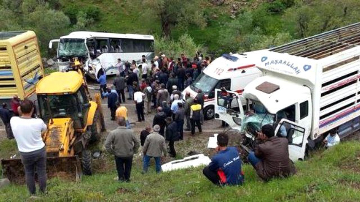 Geziye Giden İşçileri Taşıyan Midibüs Kamyonla Çarpıştı: 2 Ölü, 15 Yaralı