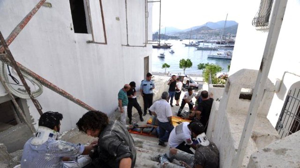 İnşaat İskelesi Çöktü: 4 Yaralı