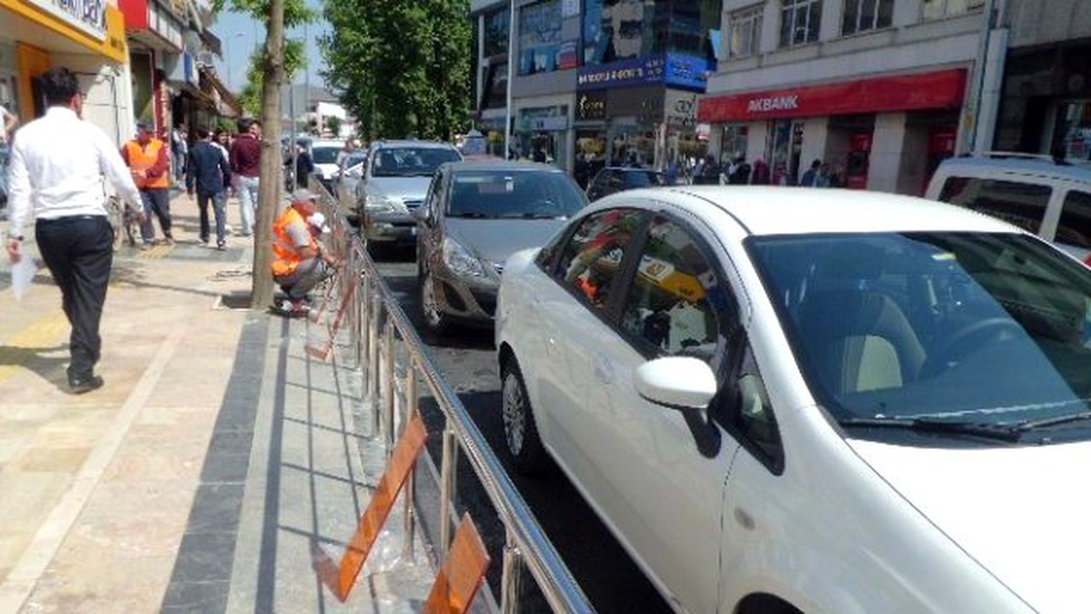 İstanbul Caddesi Yaya Korkulukları Bakıma Alındı