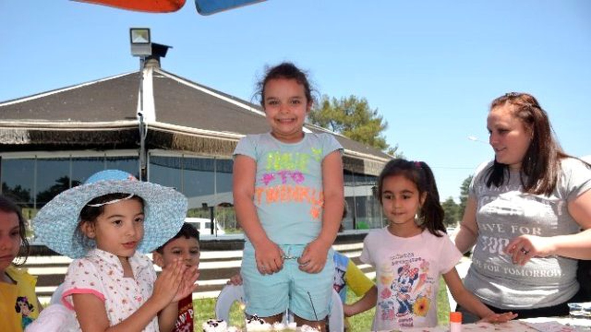 Minikler Yazın Gelişini Pasta Keserek Kutladı