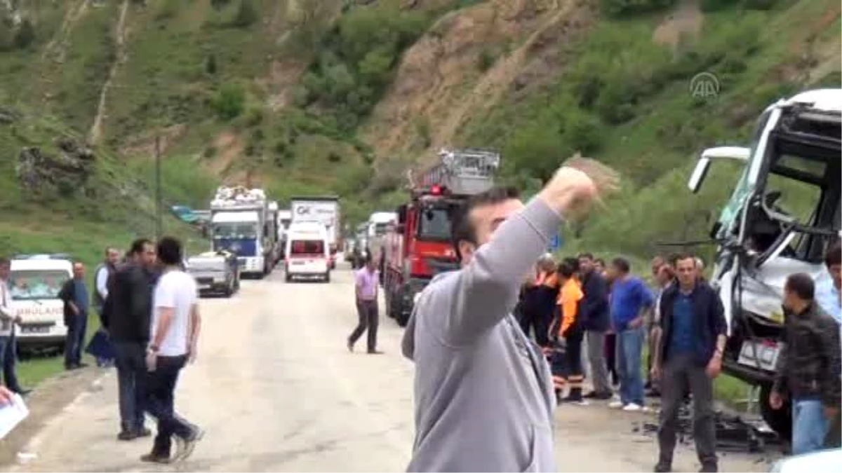 Tunceli\'de Otobüs ile Kamyonet Çarpıştı: 2 Ölü, 31 Yaralı