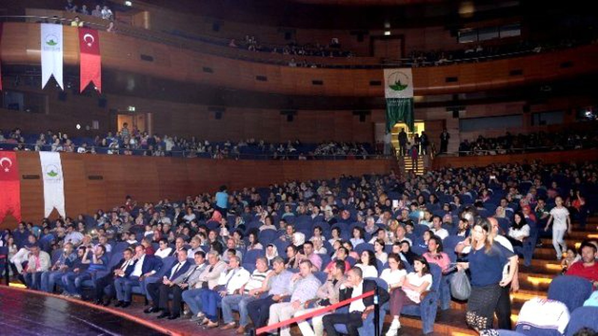 Saltanatın Adımları\' Ayakta Alkışlandı
