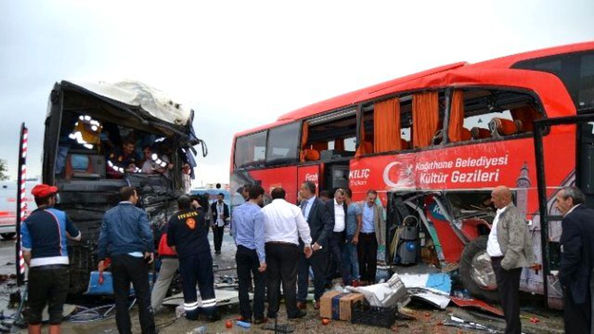 Seçim Otobüsü Kaza Yaptı: 3 Yaralı