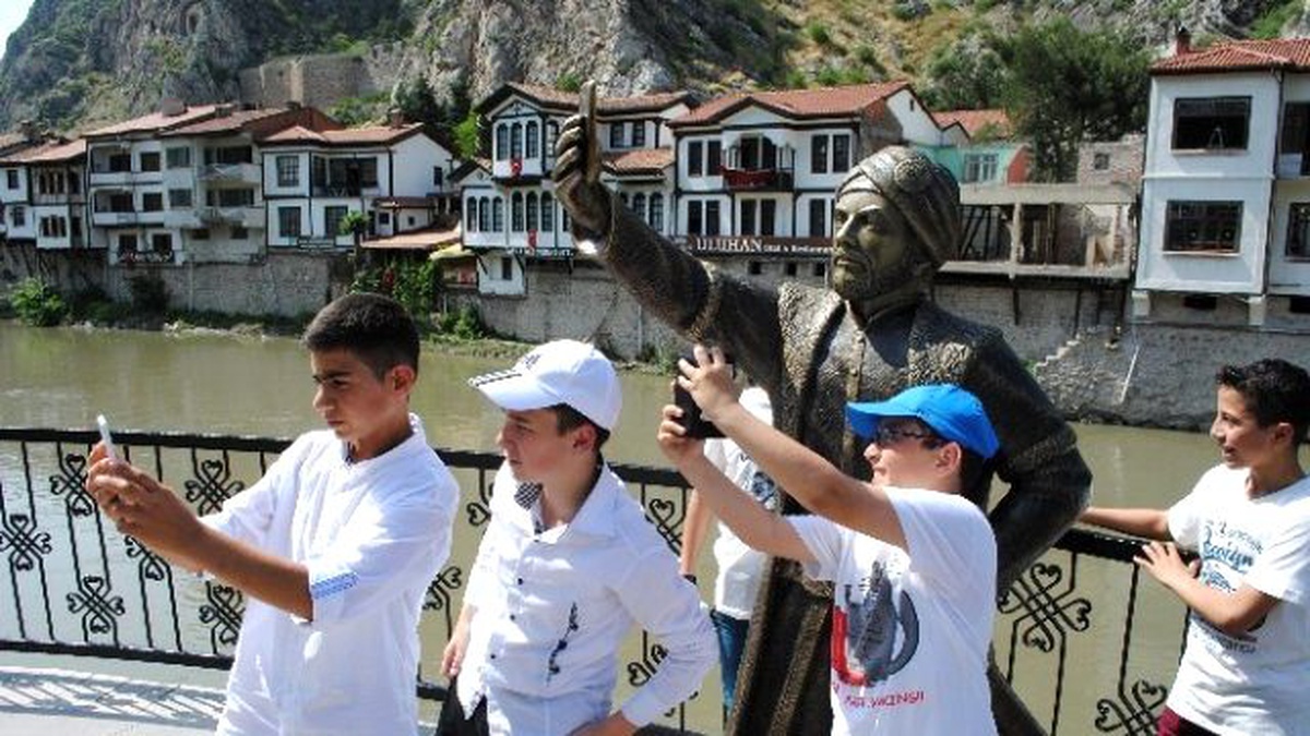 Selfieci Şehzadeye Yeni Telefon ile Kılıç