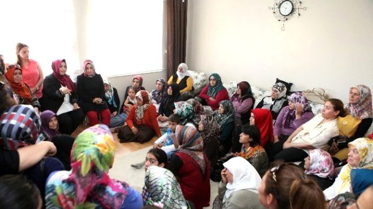 Sena Nur Çelik Antalya\'da Kadınlarla Bir Araya Geldi