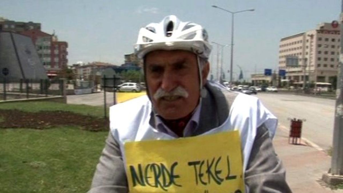 Siyasileri Bisiklet Sürerek Protesto Ediyor