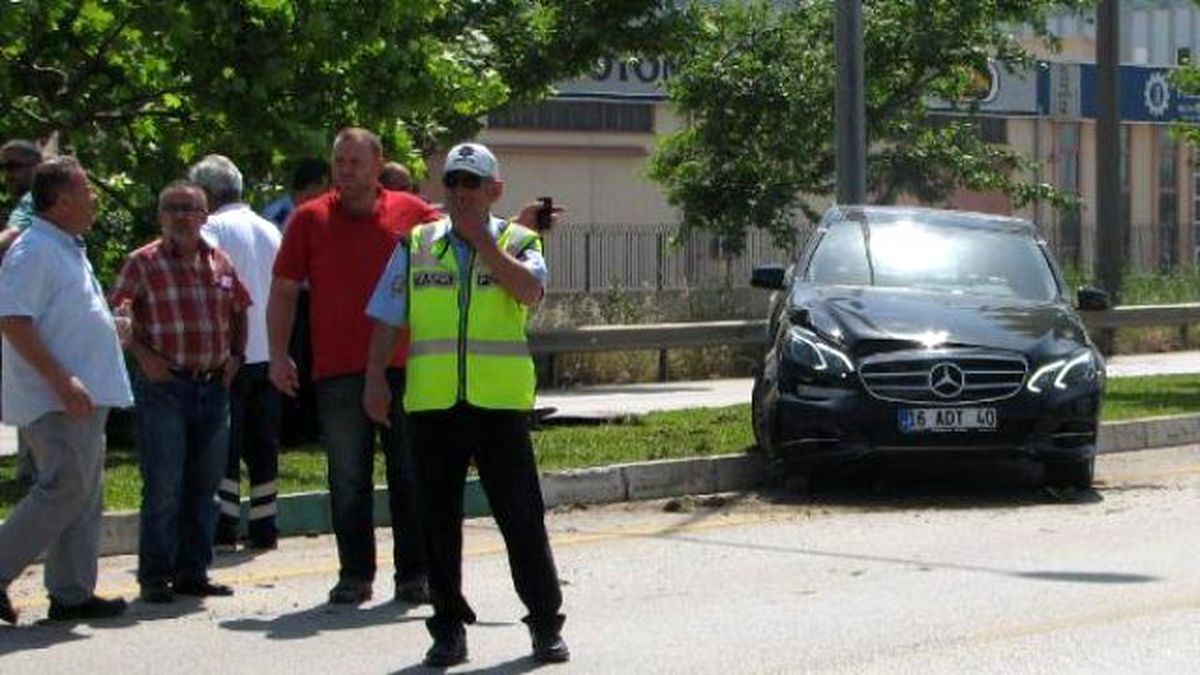 Tekstilci, Otomobili ile Önce Ağaca Sonra Elektrik Direğine Çarptı