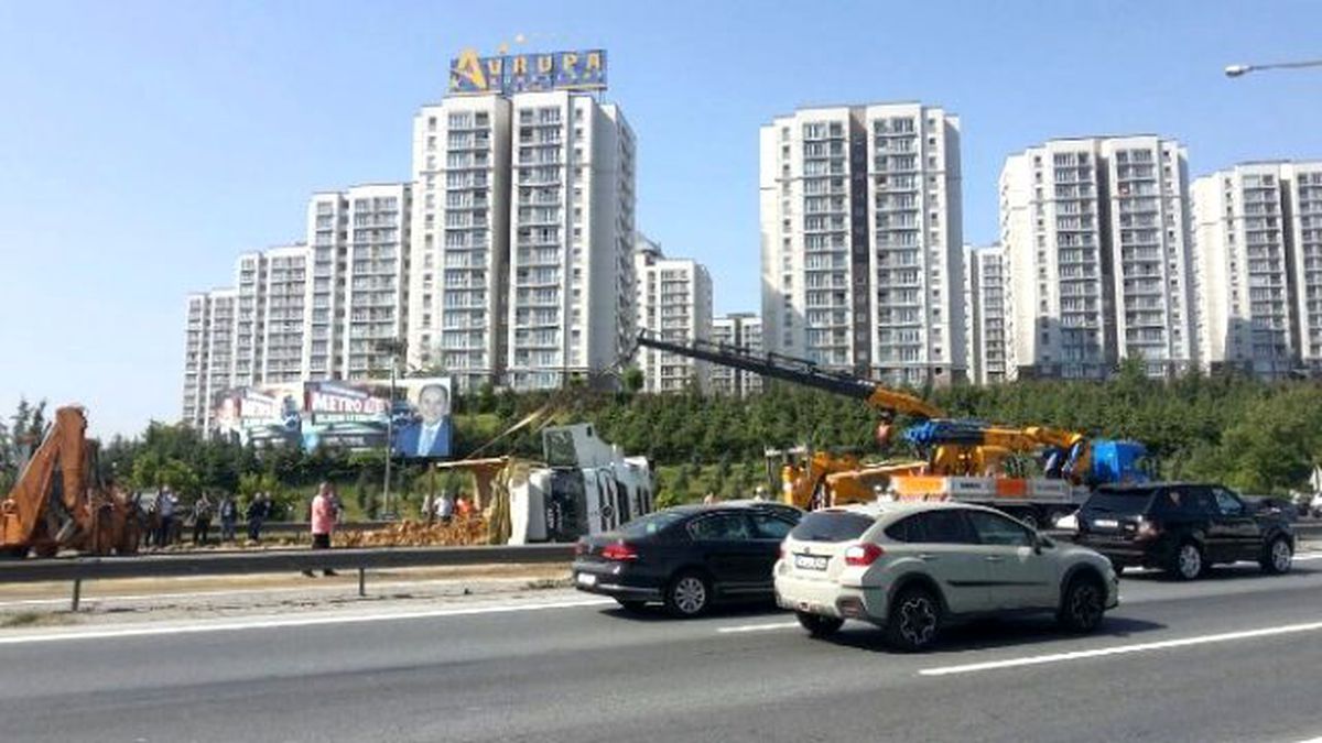 Tem Otoyolunda Devrilen Hafriyat Kamyonu Trafiği Felç Etti