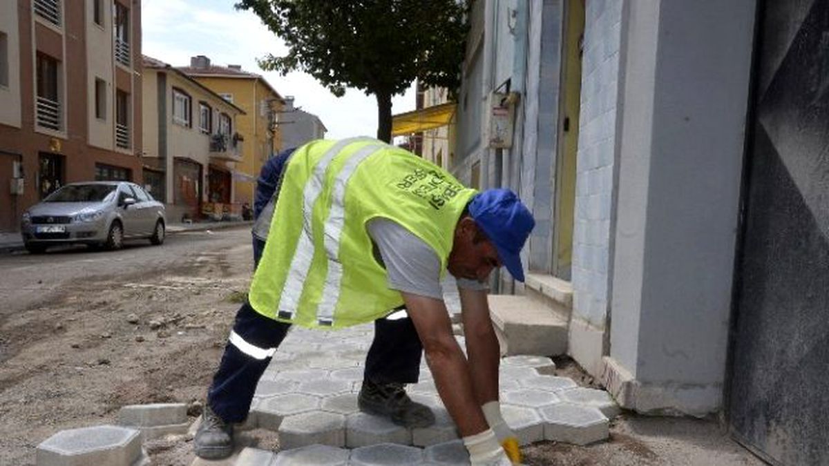 Tepebaşı\'nda Bozulan Yolları Elden Geçiriliyor