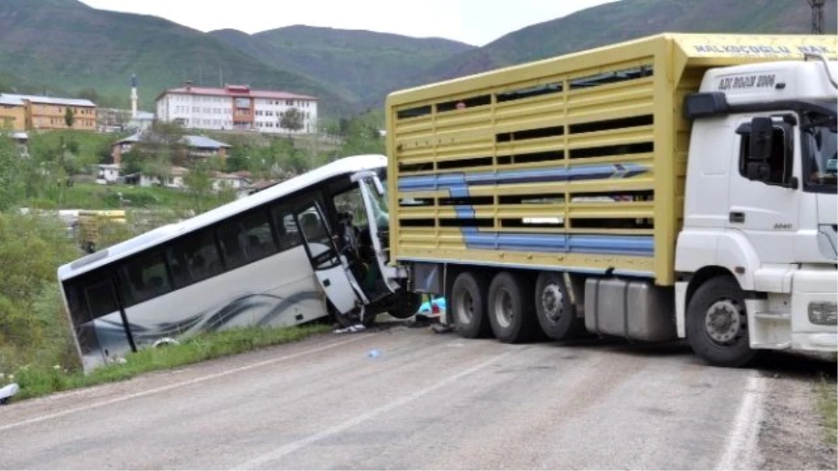 Tunceli\'de Trafik Kazası: 2 Ölü, 20 Yaralı